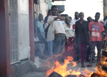Haïti: la colère ne faiblit pas, la police défile à son tour