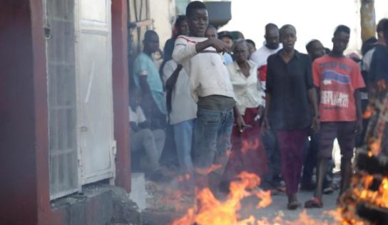 Haïti: la colère ne faiblit pas, la police défile à son tour
