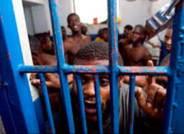 Les détenus attendent un événement externe pour pouvoir s’évader