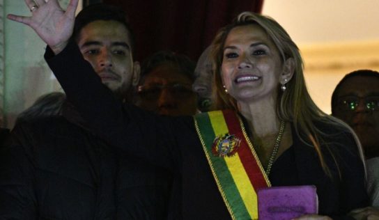 La sénatrice Añez présidente par intérim, Morales dénonce un « coup d’État »