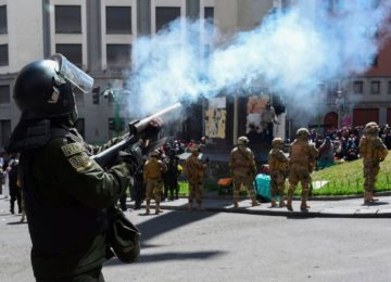 Bolivie: la police disperse au gaz lacrymogène un cortège funéraire anti-gouvernemental