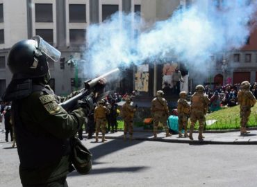 Bolivie: la police disperse au gaz lacrymogène un cortège funéraire anti-gouvernemental