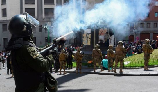 Bolivie: la police disperse au gaz lacrymogène un cortège funéraire anti-gouvernemental