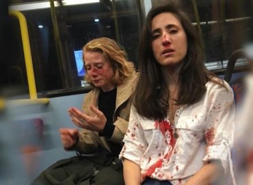 Trois ados jugés pour l’agression d’un couple de lesbiennes dans un bus londonien
