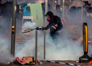 La police de Hong Kong menace de tirer à balles réelles